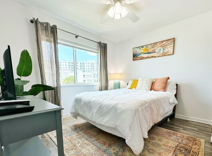 chumba cha kulala cha msingi chenye mwangaza na hewa safi chenye televisheni, mchoro mahususi na bafu la chumbani