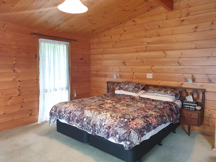 Master Bedroom with new King Bed and a large walk in wardrobe with hangers and ensuite bathroom. The ensuite bathroom is fitted with stainless steel handles for elderly or disabled assistance. The bathroom has soap, shampoo and conditioner supplied.