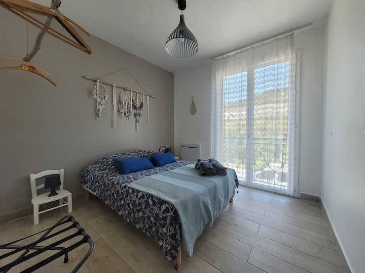 เตียงใหญ่ห้องนอนพร้อมประตูสไตล์ฝรั่งเศสขนาดใหญ่ 