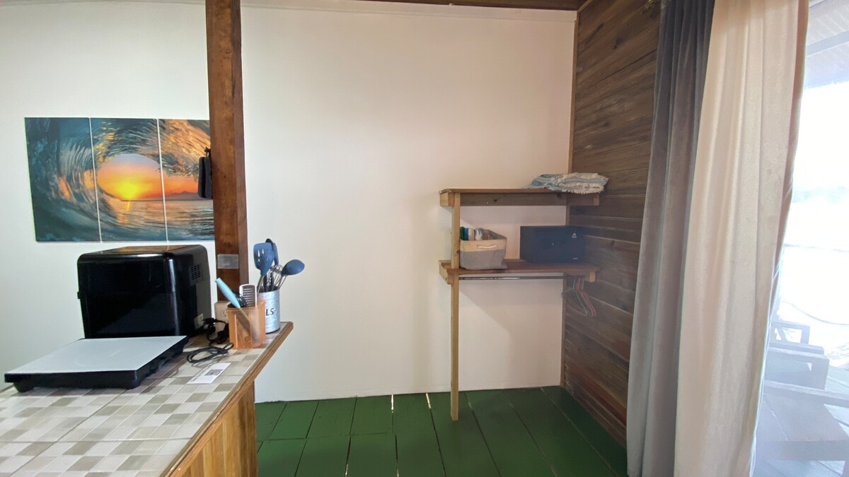 套房内有小保险箱、毯子、沙滩毛巾和沙滩毯。