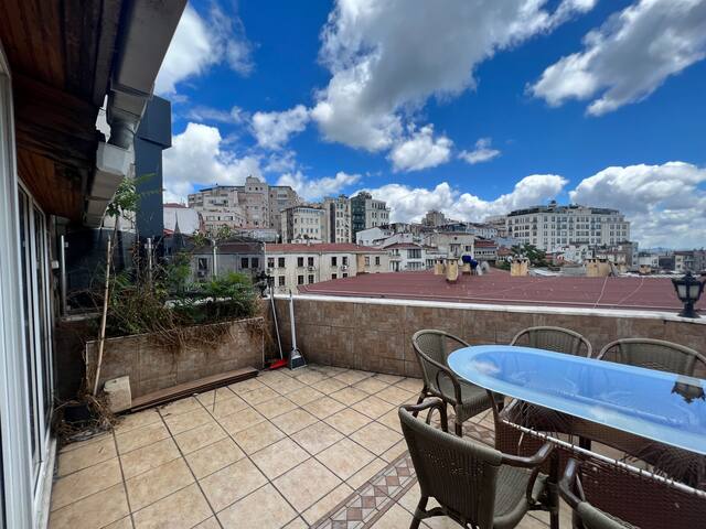 Spacious Dublex, 5BR, 2BA, Terrace gallery image 4