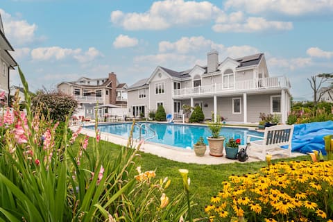 Heated private pool, Pet friendly, Walk to beach!