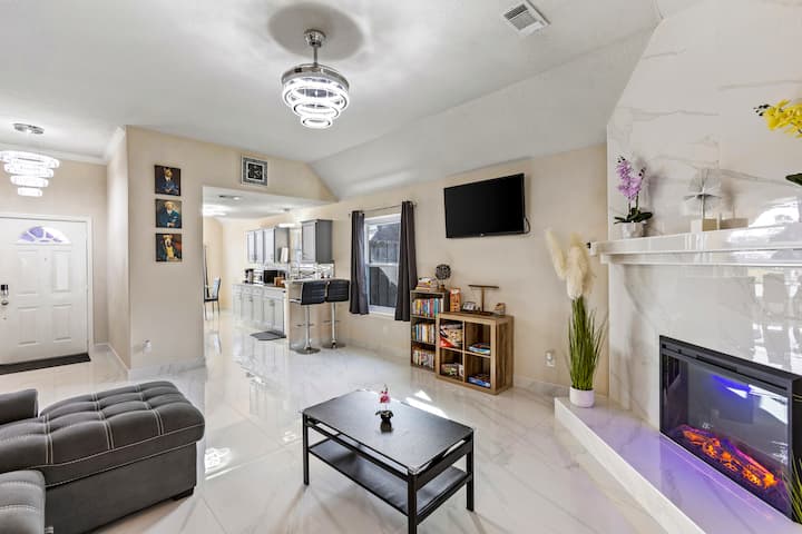 Owner-managed Quiet Home Near Iah | Clean & Modern - Humble, TX