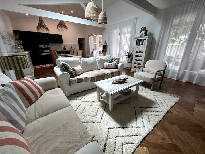 Maison Spacieuse Et Chaleureuse Décorée Avec Goût - Loix