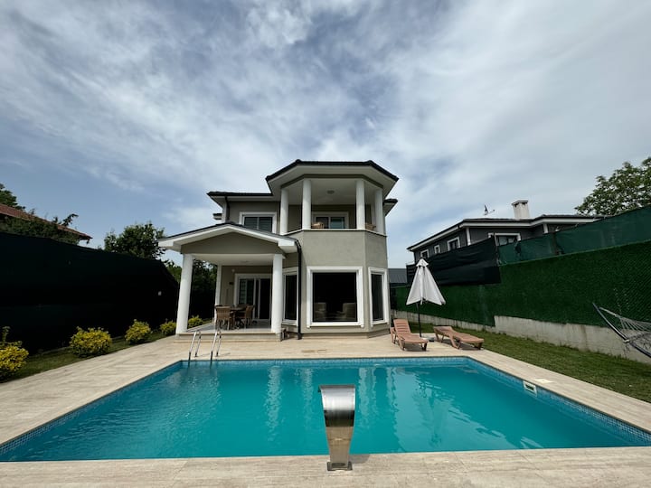 Müstakil Sıcak Havuzlu 4+1 Villa - Sapanca