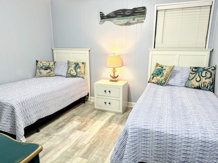 Vitanda viwili vya ukubwa wa mapacha katika chumba cha kulala cha ziada. 