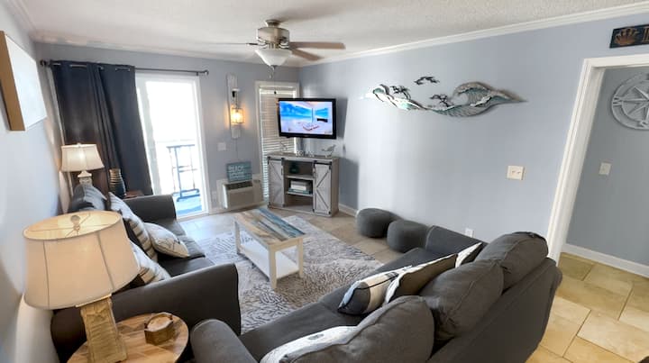 Sebule kubwa yenye makochi yenye starehe na sehemu nyingi za kukaa. 