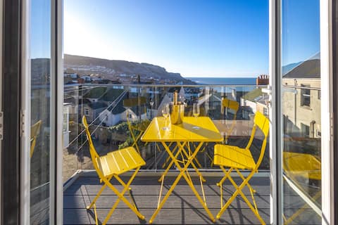 Bright & beautiful 4 bedroom house with sea views