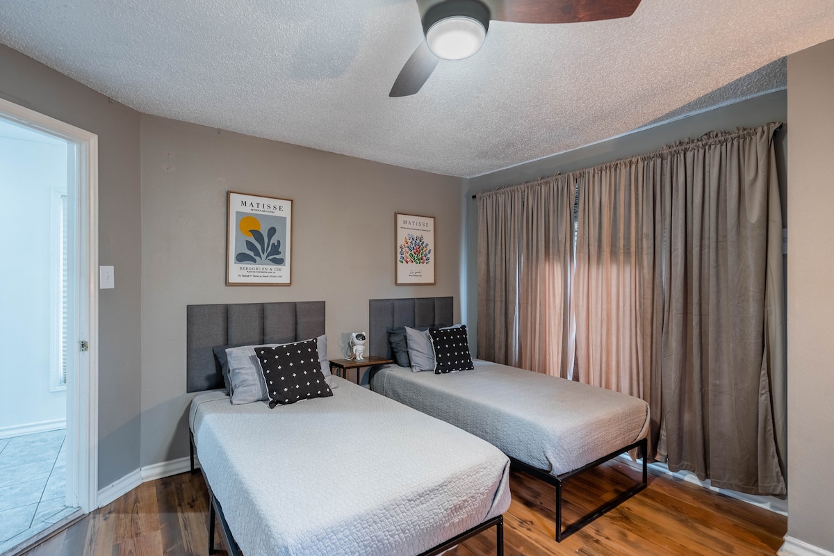 [3e slaapkamer] Twee eenpersoonsbedden | 32 inch smart-tv