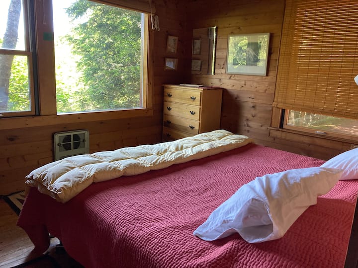 Krídlo so spálňou – spálňa s výhľadom na hory.