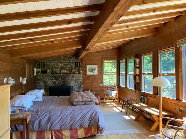 Hlavná spálňa. (Bohužiaľ, krb nie je funkčný.) 