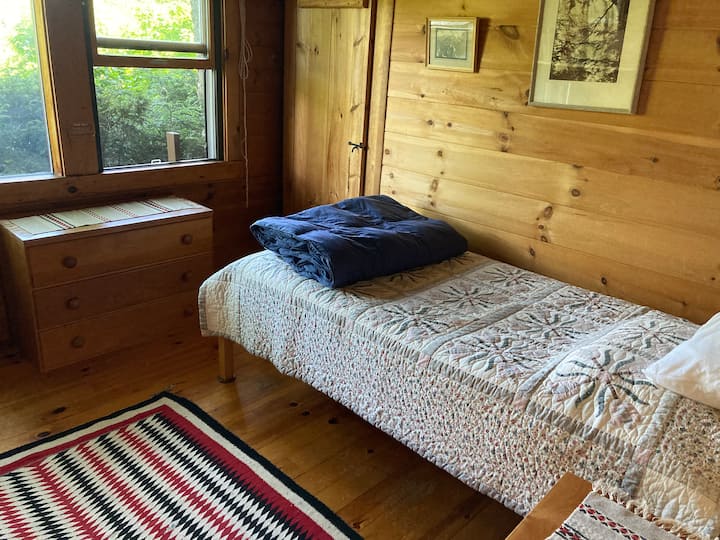 jednolôžková spálňa. Výhľad na Rooster Comb Mt. 