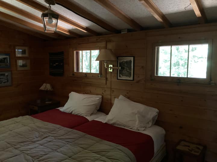 zadná spálňa, najviac zatienená spálňa (malé okná nad posteľou s výhľadom na stromy). 