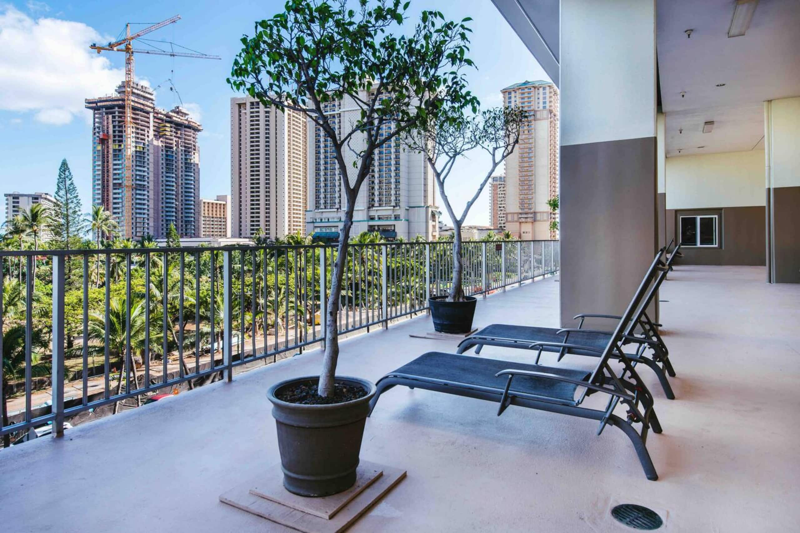 Condo in Honolulu · ★4.74 · 1 bedroom · 2 beds · 1 private bath - Image 8