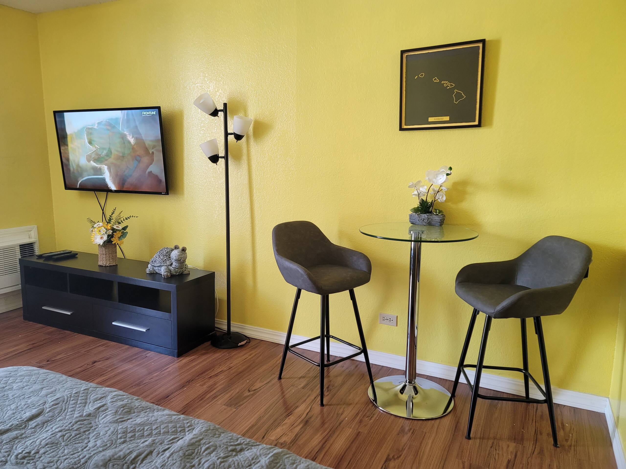 Condo in Honolulu · ★4.74 · 1 bedroom · 2 beds · 1 private bath - Image 2