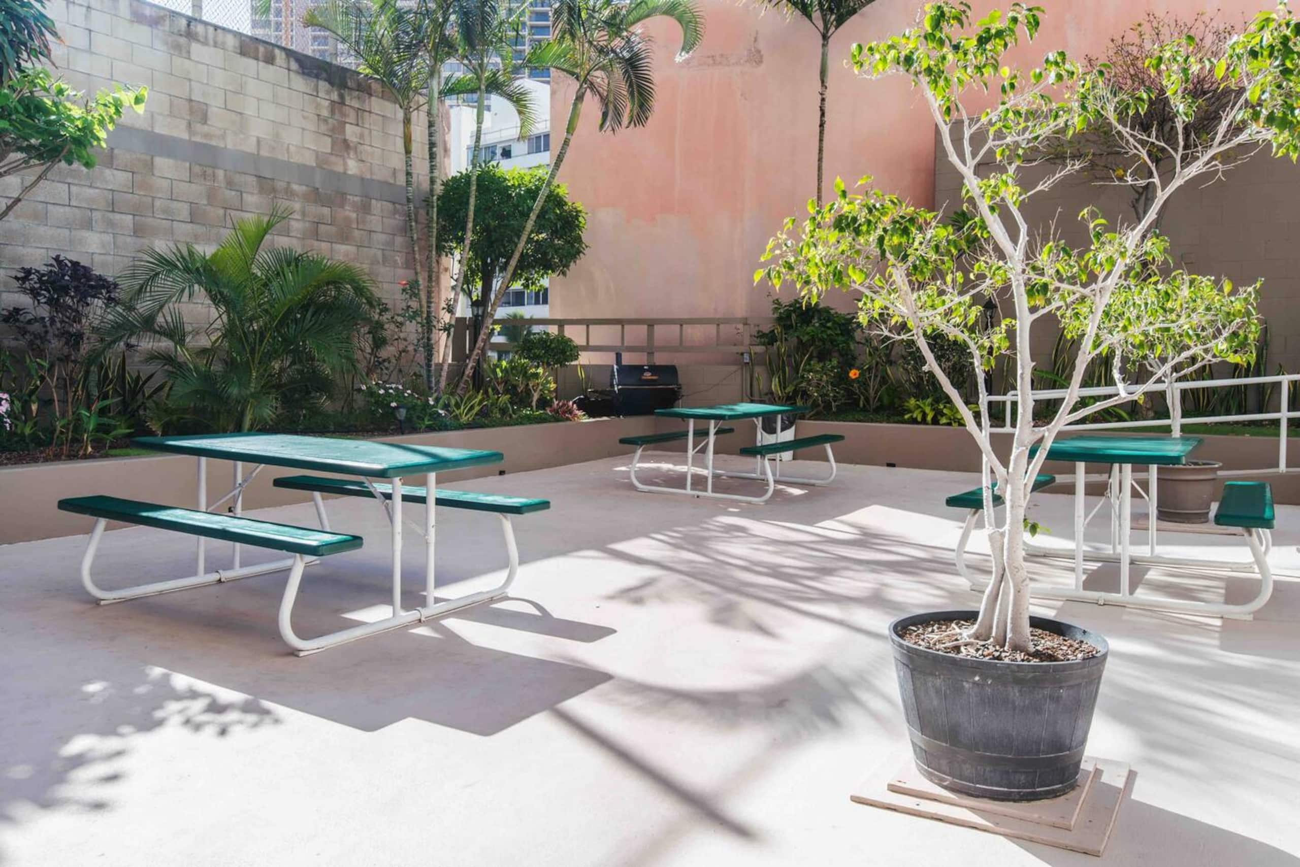 Condo in Honolulu · ★4.74 · 1 bedroom · 2 beds · 1 private bath - Image 9