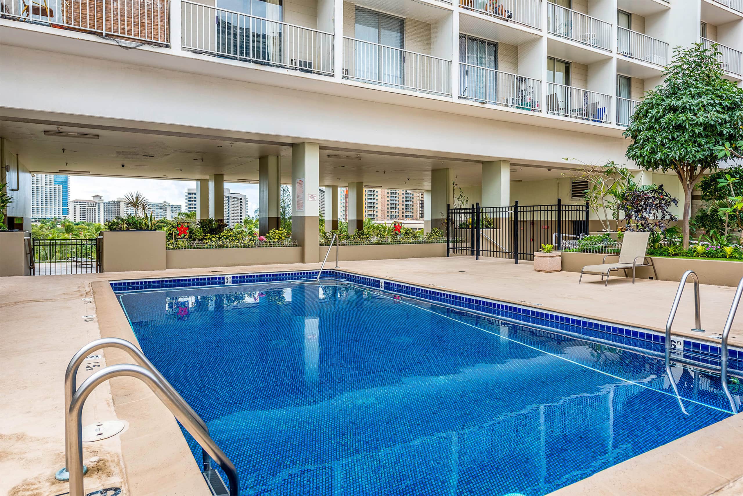 Condo in Honolulu · ★4.74 · 1 bedroom · 2 beds · 1 private bath - Image 12