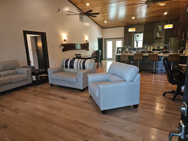 Custom built 3bed home
King beds,Hottub,on a Pond.