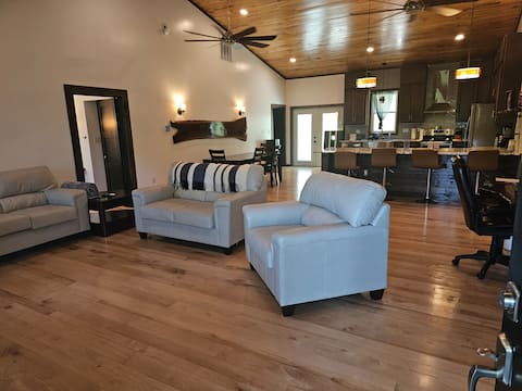 Custom built 3bed home
King beds,Hottub,on a Pond.