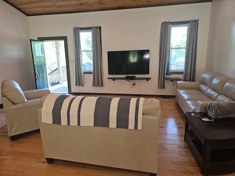 Successful Airbnb property: Custom built 3bed home King beds,Hottub,on a Pond. in Athens