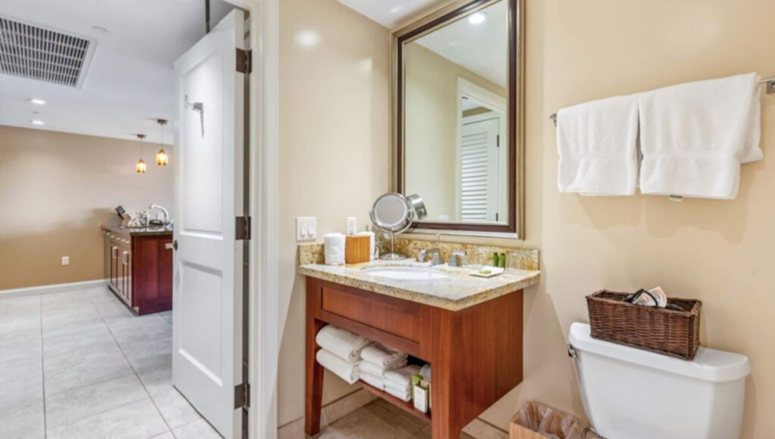 Condo in Lahaina · ★4.84 · 1 bedroom · 1 bed · 1 private bath - Image 8