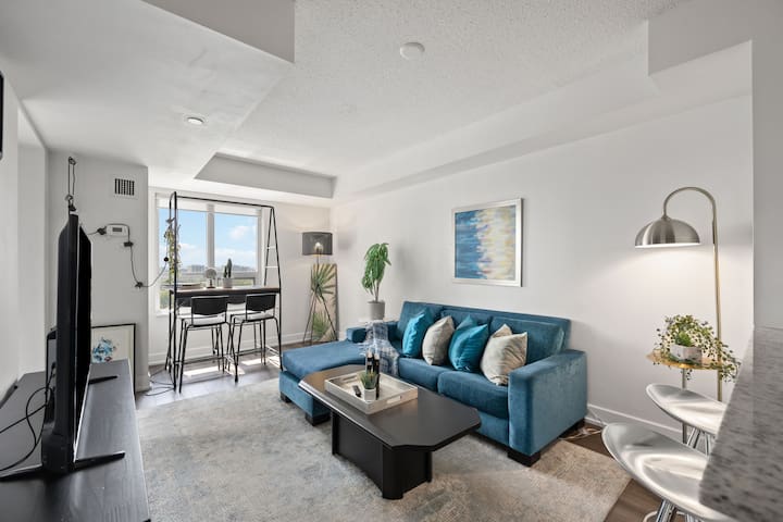 Modern 2BR w 17 floor Views & Pool + Free Parking