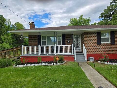 Rustic chic 3 bedroom home with onsite parking.