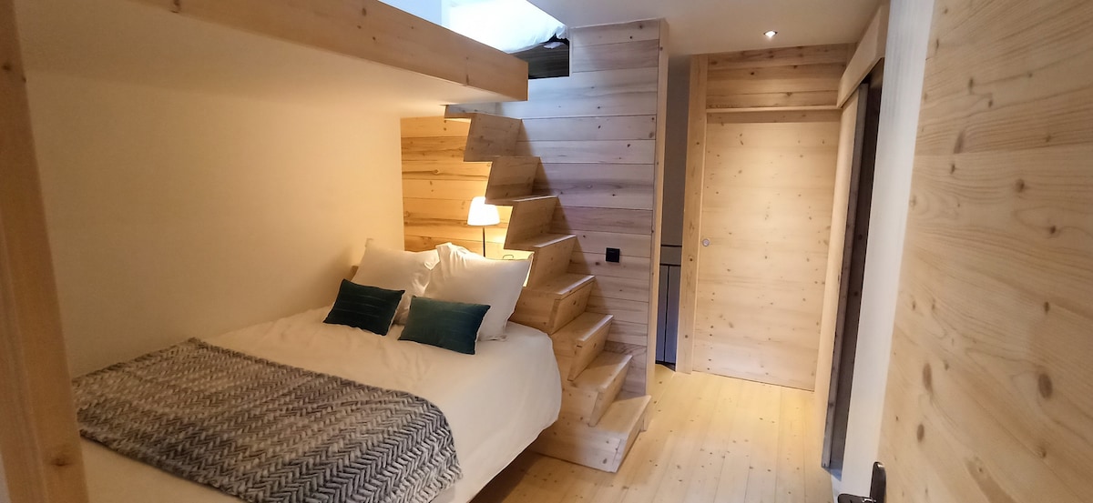 楼上，山间空间配备双人床（+隐私帘）、浴室、卫生间和夹层，夹层配备2张单人床。