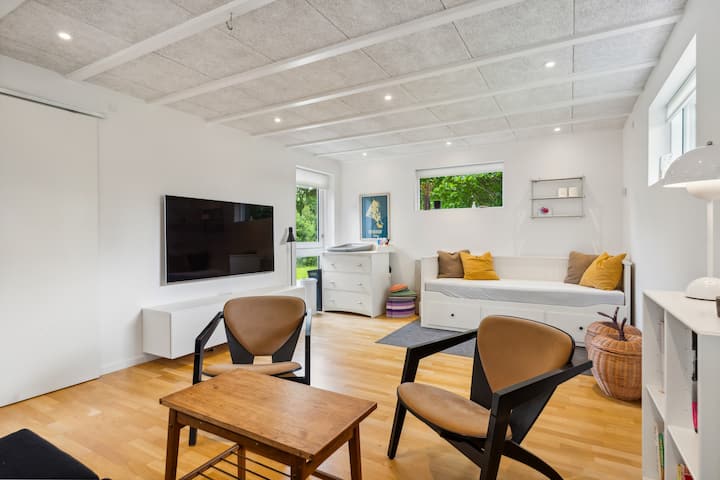 Креветот ќе биде „изваден“, така што се работи за брачен кревет (широк 150-179 см) како и остатокот од собата. Воздушните душеци ќе бидат поставени до него и столовите ќе бидат отстранети. 

Ќе ги отстраниме кафеавите/црните столови пред да пристигнете. 