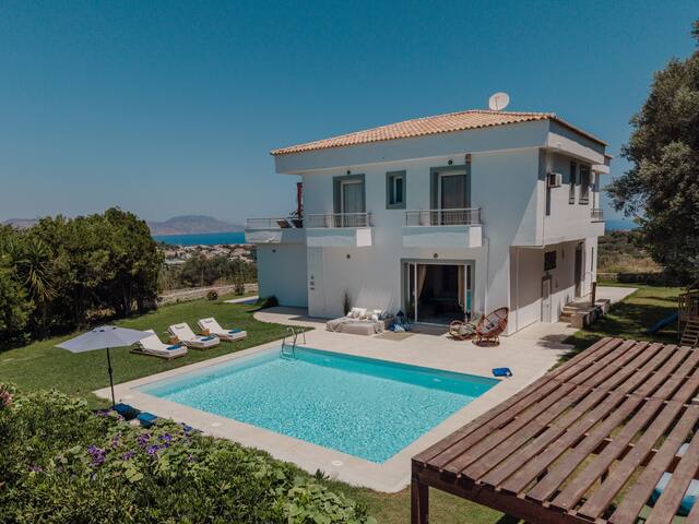 Beautiful 5bedroom villa big pool, close to beach!