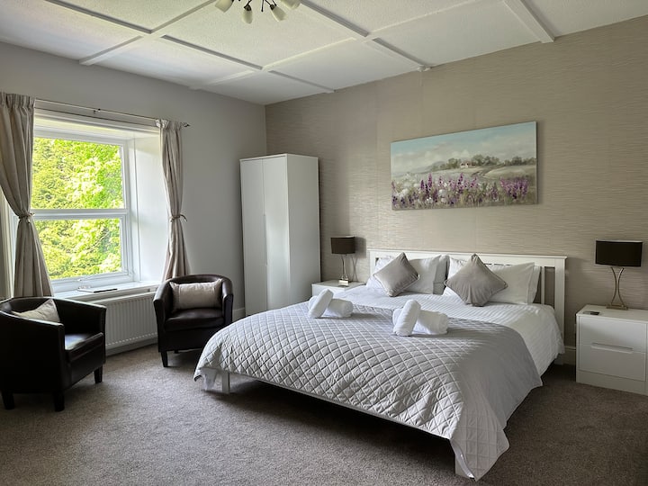 סופר קינג עם חדר צמוד 