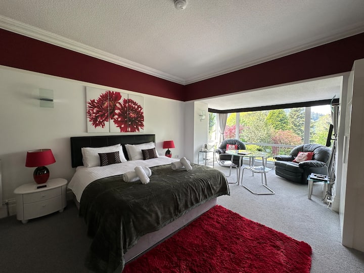 חדר שינה סופר קינג בקומת קרקע עם סוויטה 