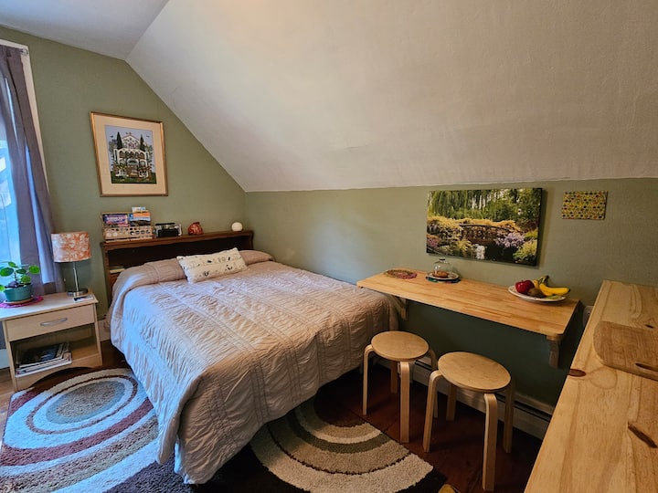 "Chumba cha kijani" kina futoni yenye ukubwa kamili na godoro la pili ili kuboresha starehe. 
"Chumba cha kupikia" pia kipo katika chumba cha kijani kibichi. 