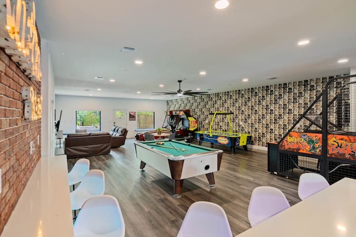 Zilker-Retreat-Arcade-Pool 5 min from DT! 12 Beds gallery image 2