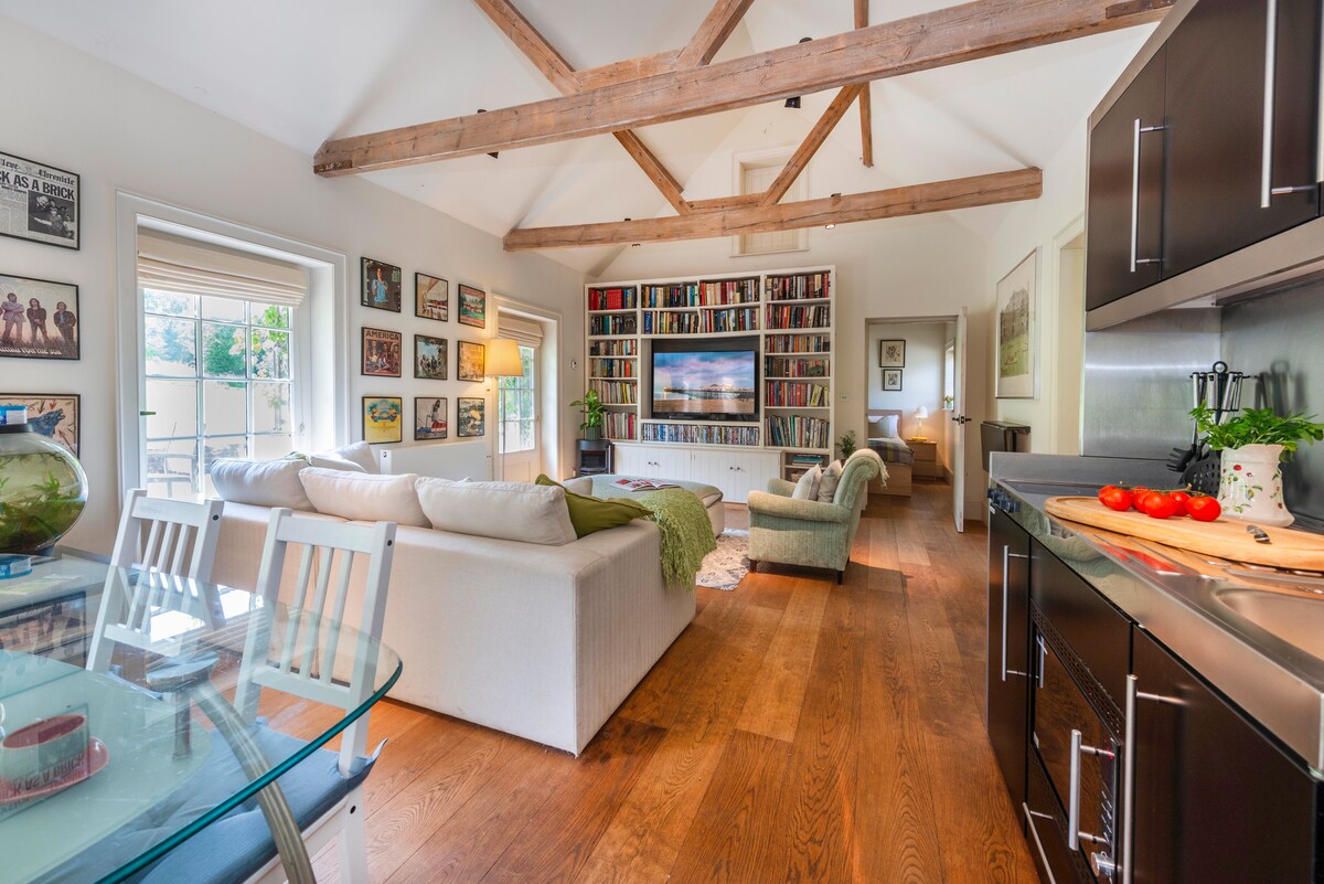 Successful Airbnb property: Newly converted stable block in Rother