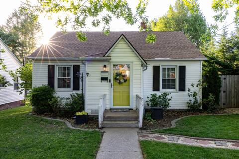 Cheerful 2 bd bungalow with HOT TUB! Pet friendly!