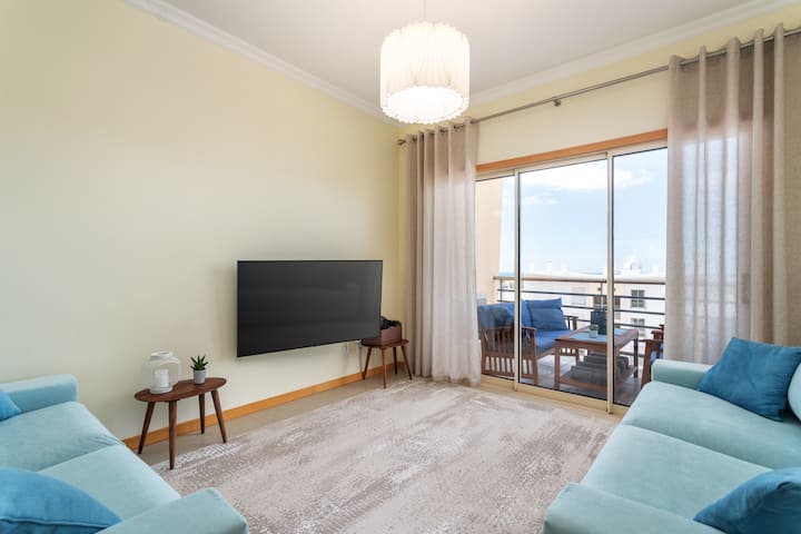 宽敞的客厅，配有时尚的装饰、柔软的沙发和舒适的用餐区。 这里的氛围舒适舒适，适合与家人或朋友共度时光。