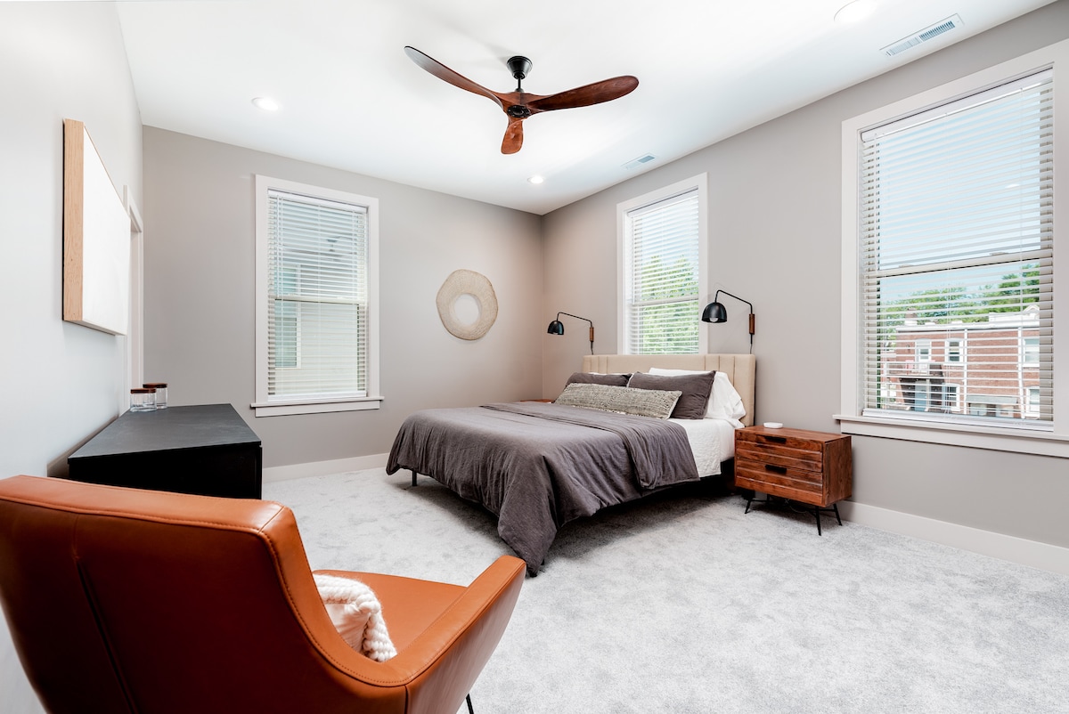 Hoofdslaapkamer op de tweede verdieping met kingsize bed, enorme kast en een eigen badkamer