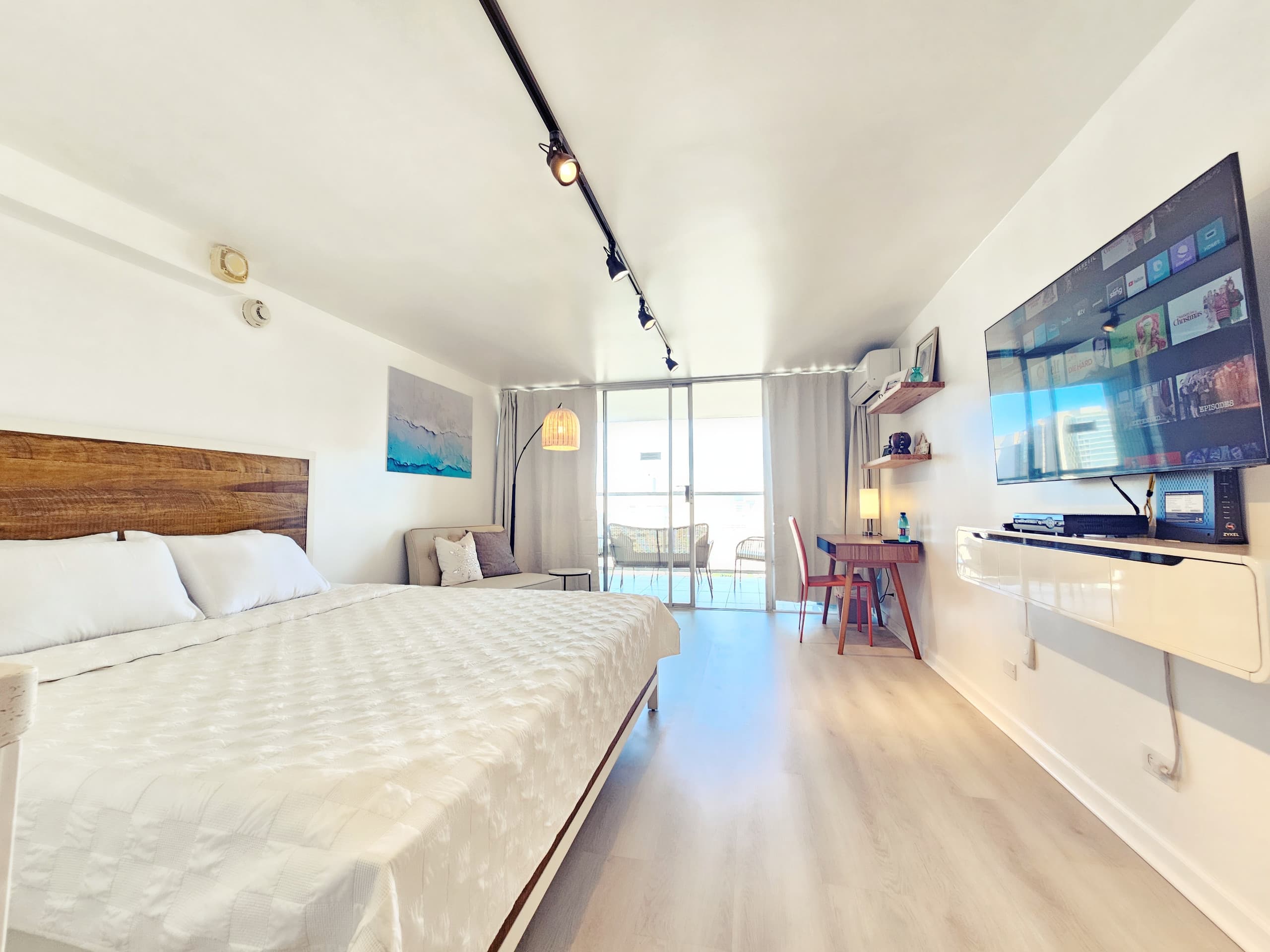 Condo in Honolulu · ★4.81 · Studio · 1 bed · 1 private bath - Image 4