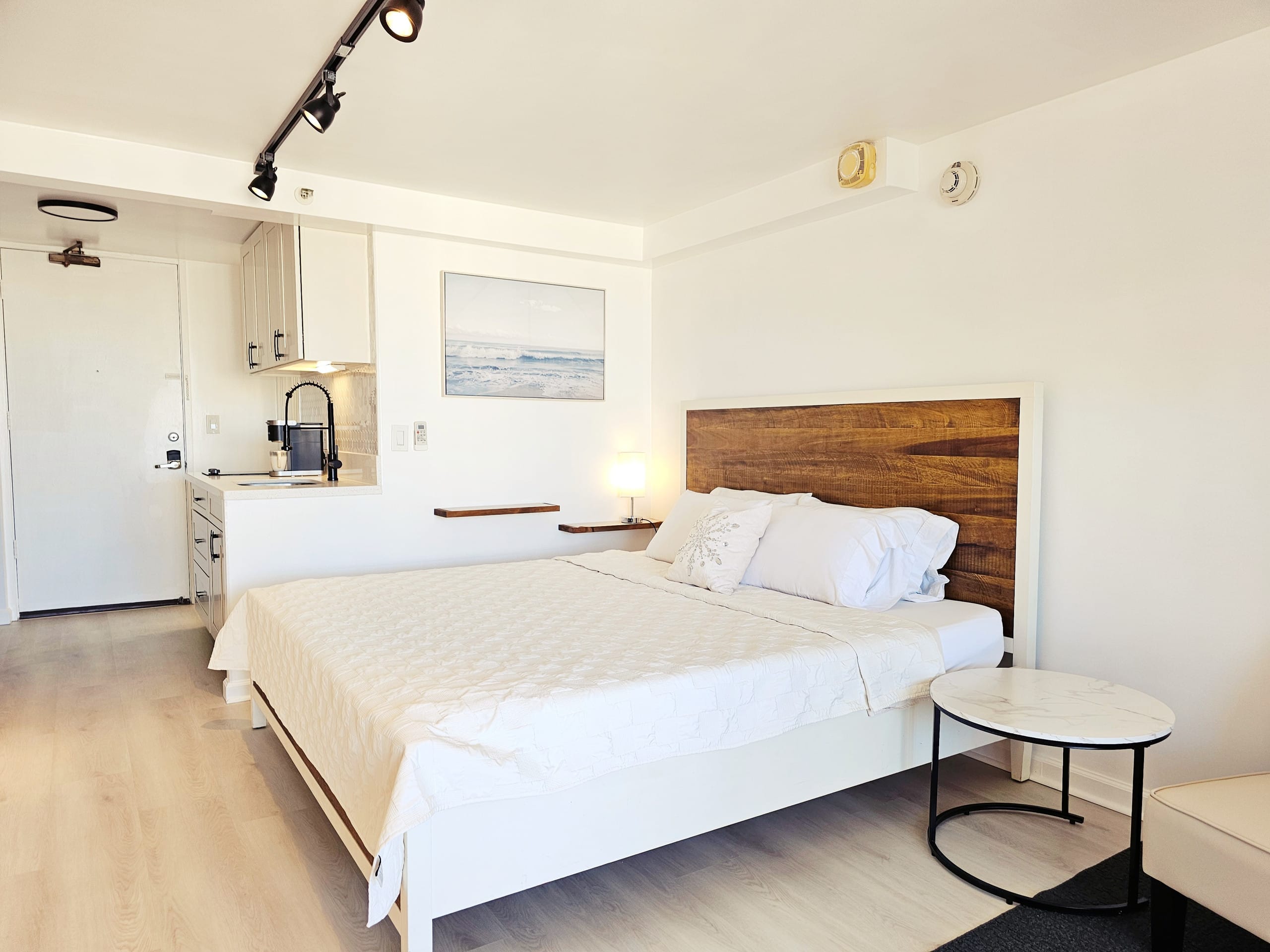 Condo in Honolulu · ★4.81 · Studio · 1 bed · 1 private bath - Image 3