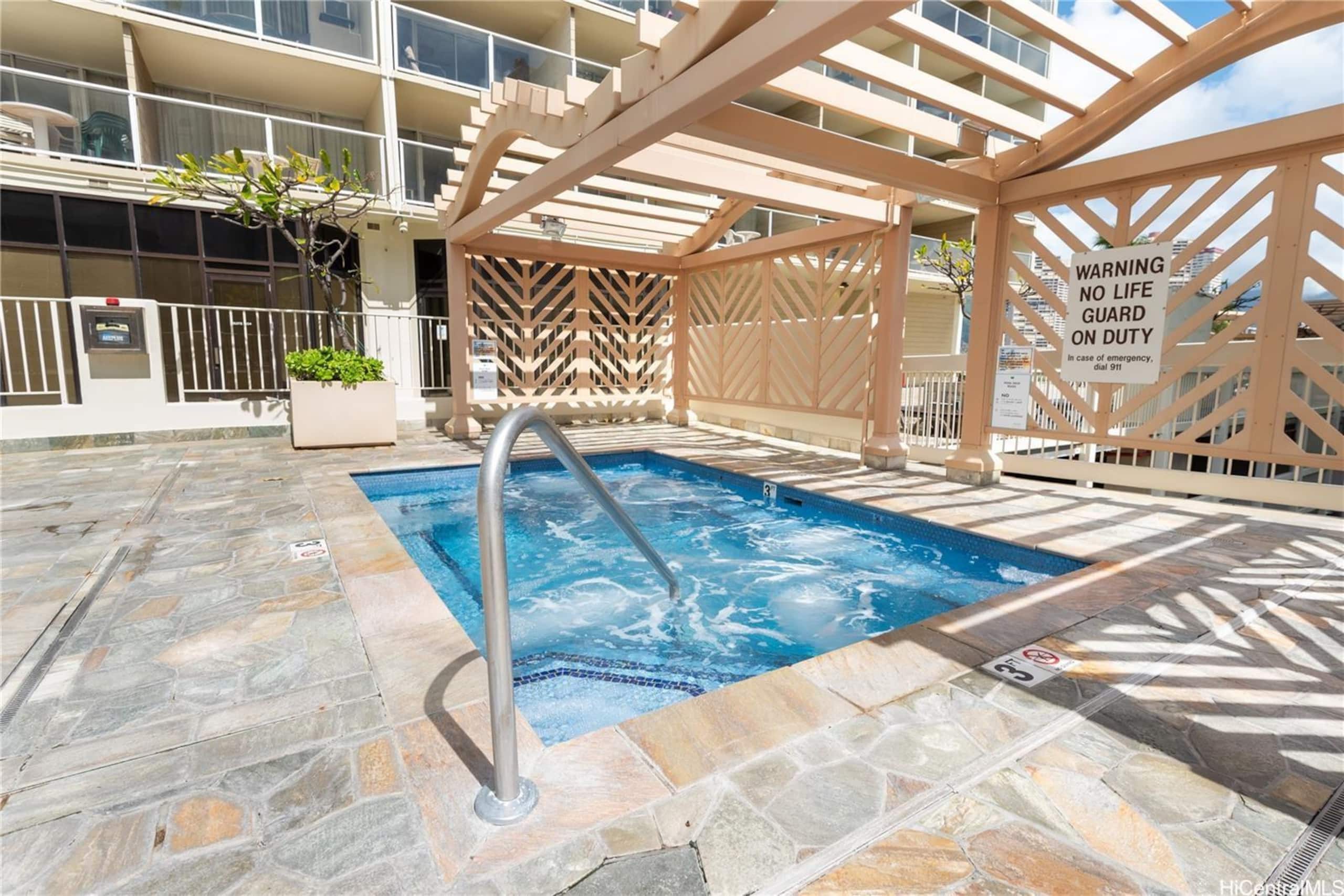 Condo in Honolulu · ★4.81 · Studio · 1 bed · 1 private bath - Image 37