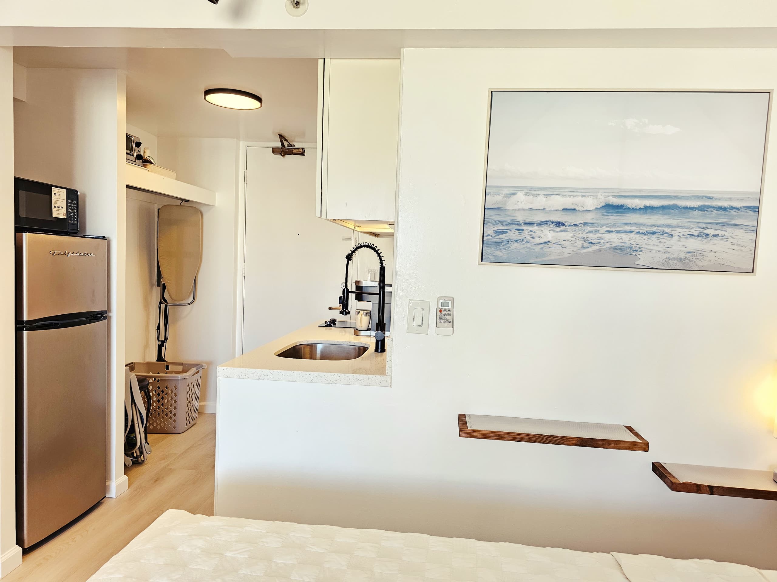 Condo in Honolulu · ★4.81 · Studio · 1 bed · 1 private bath - Image 14