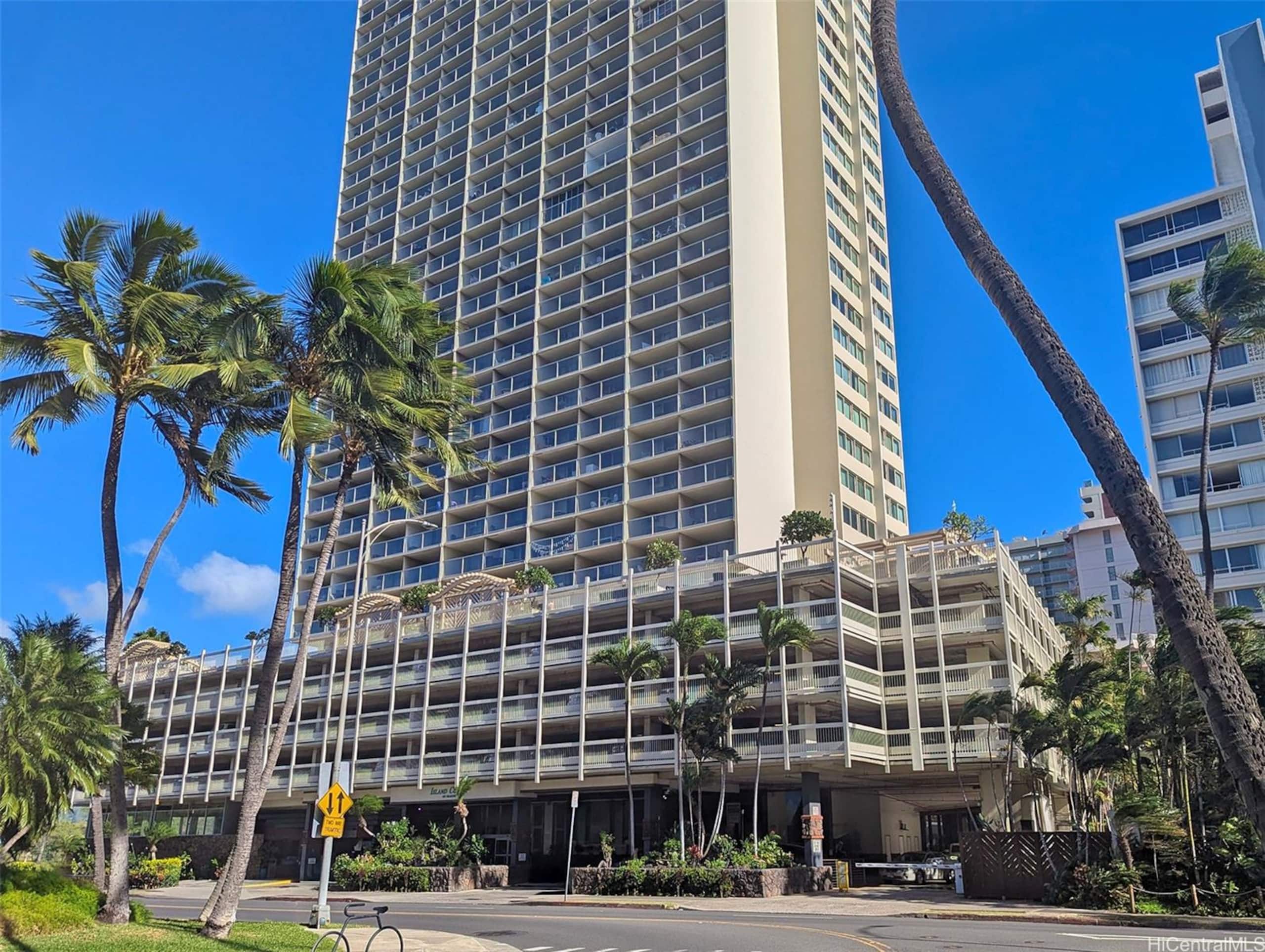 Condo in Honolulu · ★4.81 · Studio · 1 bed · 1 private bath - Image 33