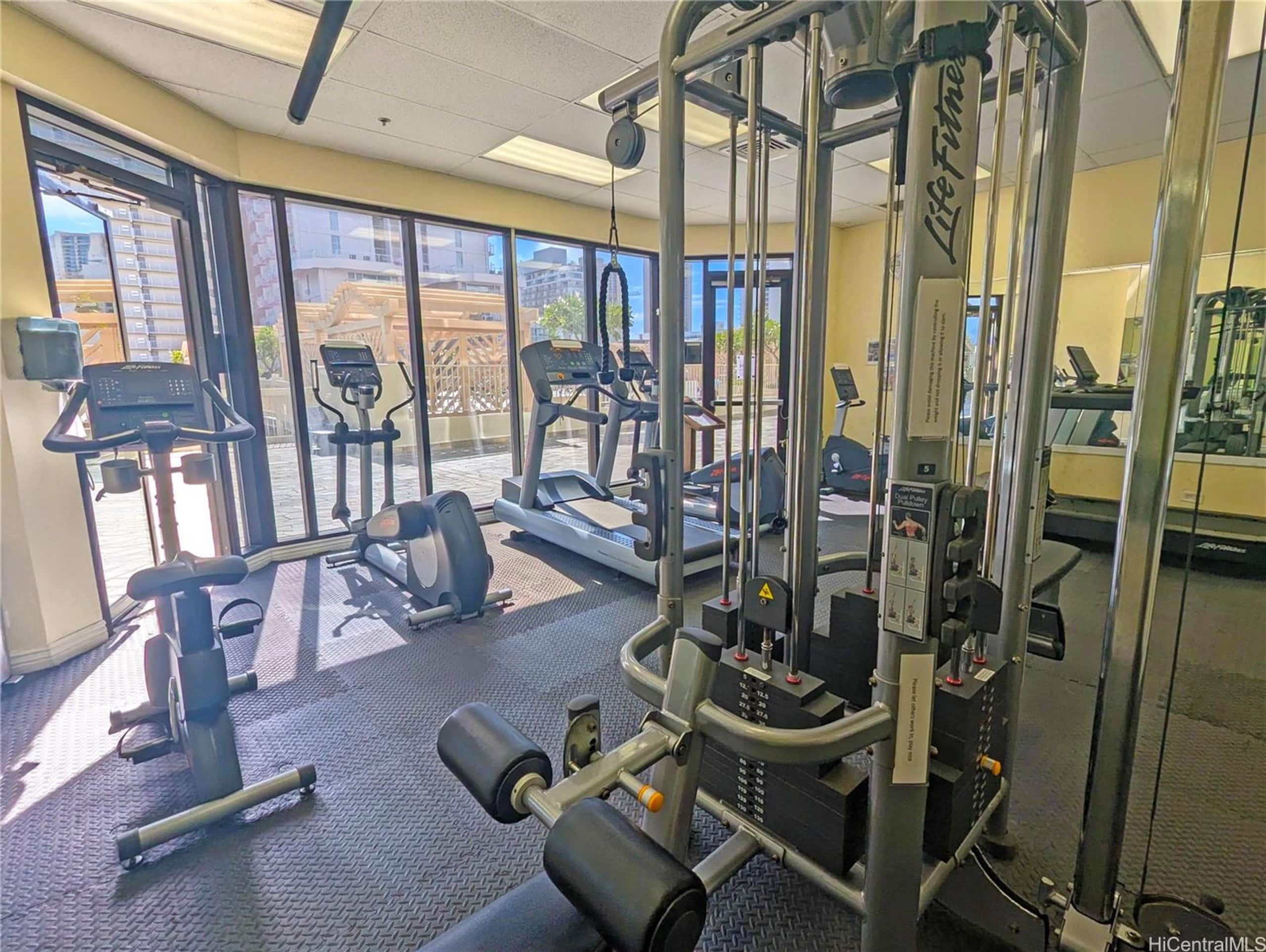 Condo in Honolulu · ★4.81 · Studio · 1 bed · 1 private bath - Image 31