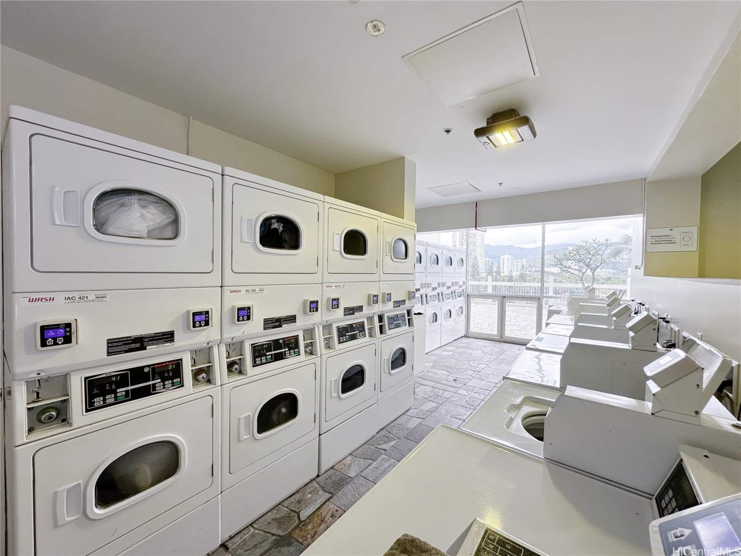 Condo in Honolulu · ★4.81 · Studio · 1 bed · 1 private bath - Image 29