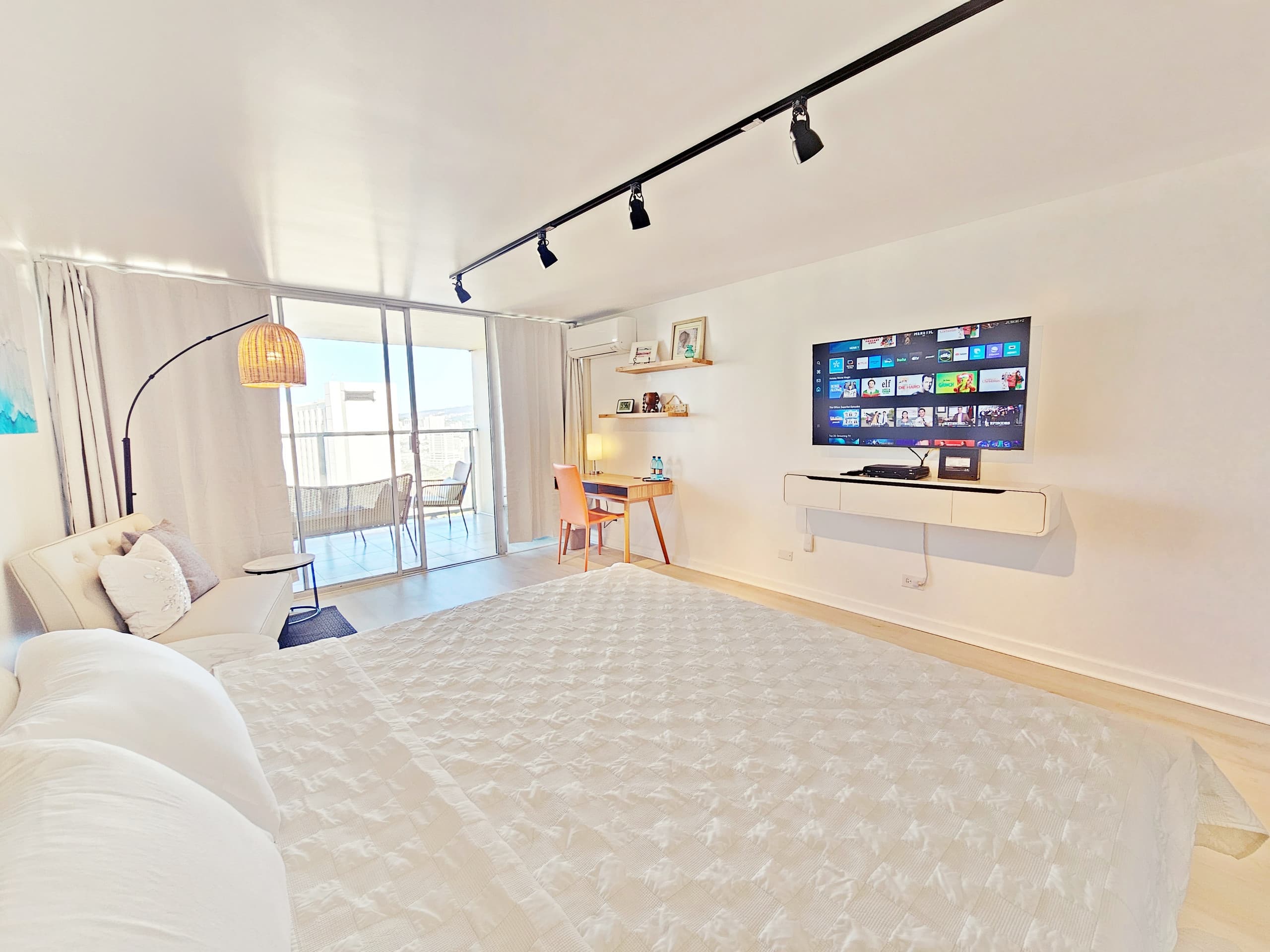Condo in Honolulu · ★4.81 · Studio · 1 bed · 1 private bath - Image 5