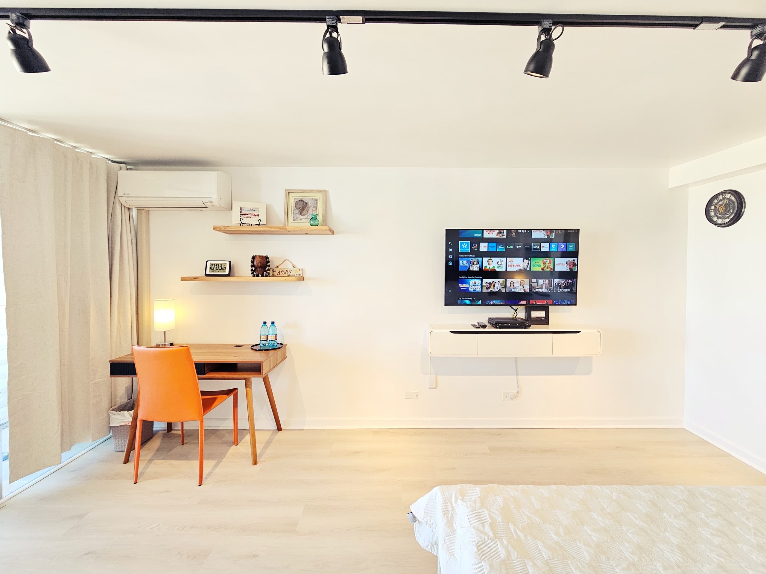 Condo in Honolulu · ★4.81 · Studio · 1 bed · 1 private bath - Image 9