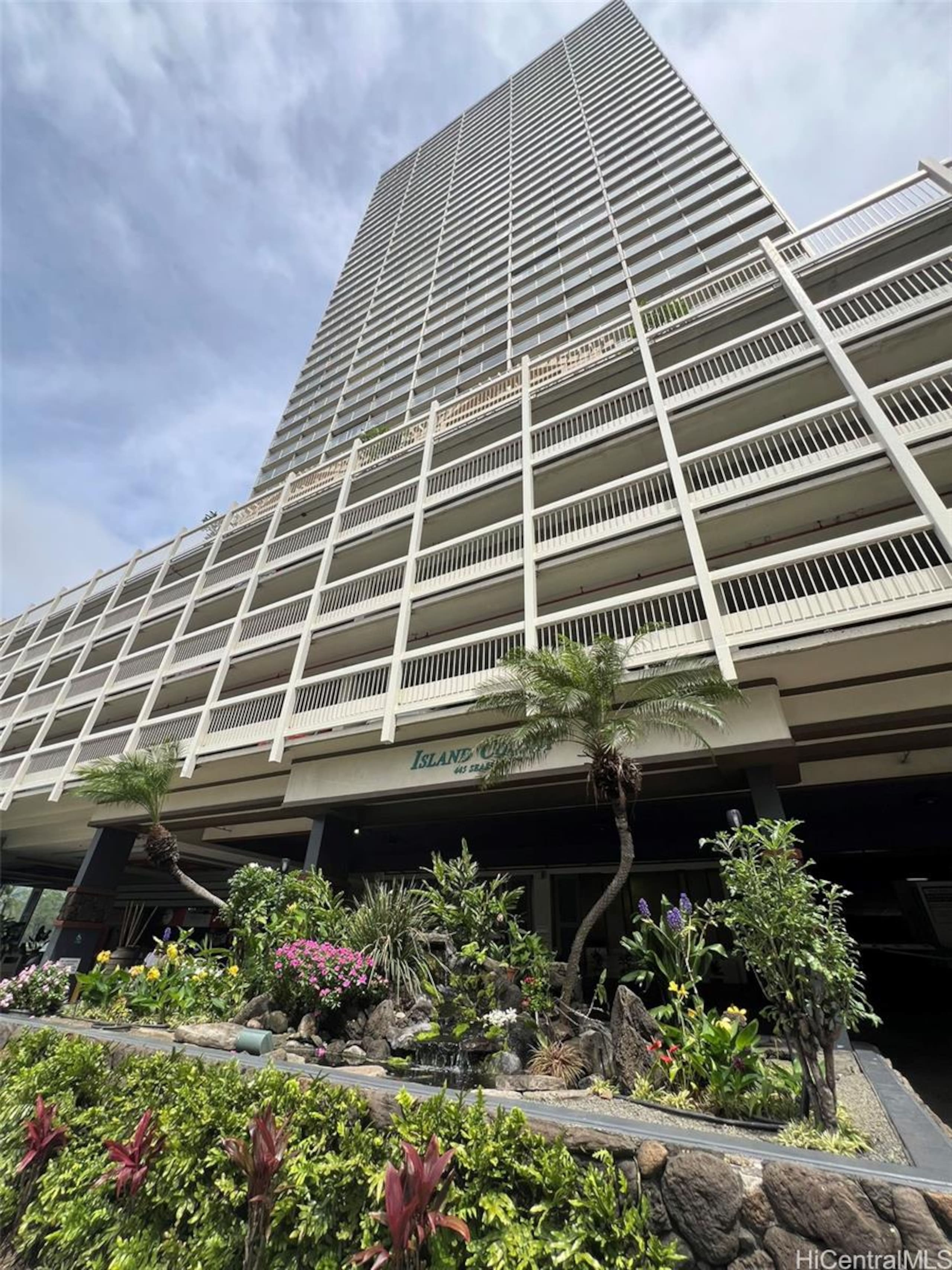 Condo in Honolulu · ★4.81 · Studio · 1 bed · 1 private bath - Image 32