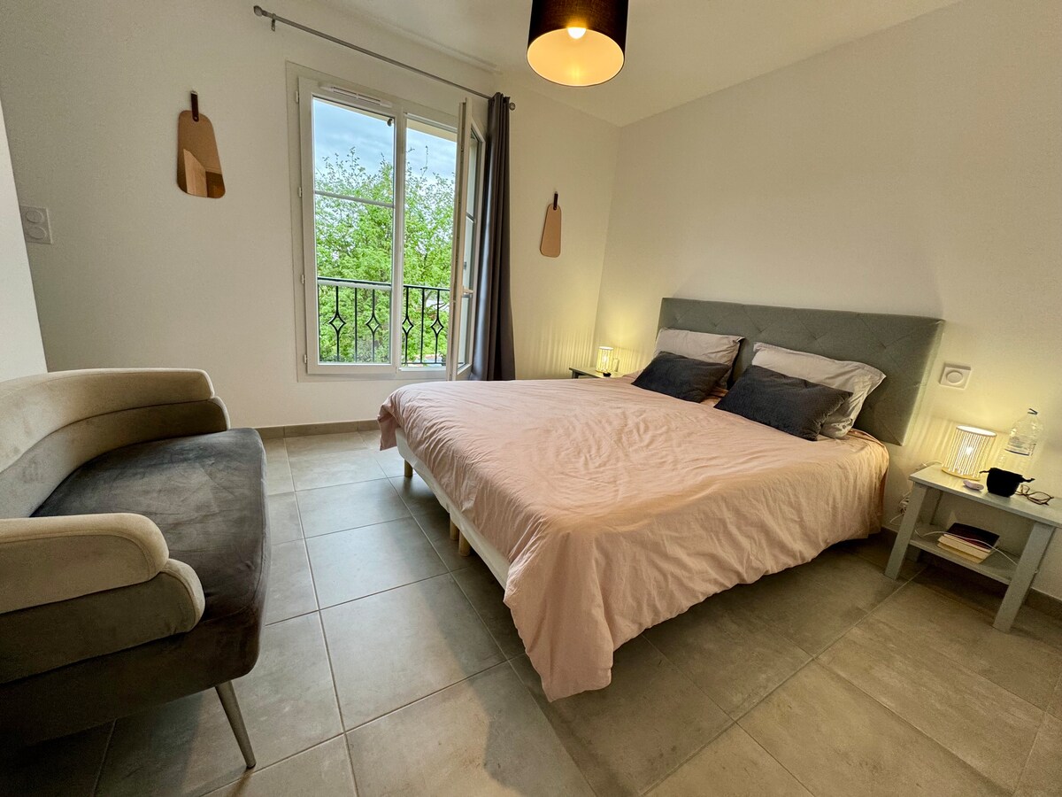 ห้อง 8 "แชมโลว์"
เตียงคู่ 160 พร้อมห้องอาบน้ำ