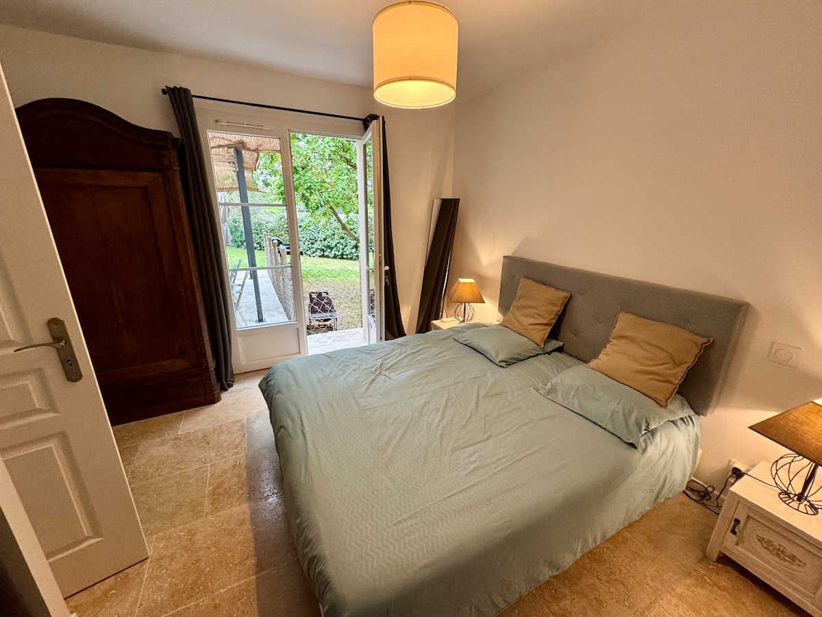 ห้องนอนที่ 5 "คารัมบาร์" อยู่ชั้นล่าง
เตียงคู่ 160 พร้อมห้องอาบน้ำในตัว